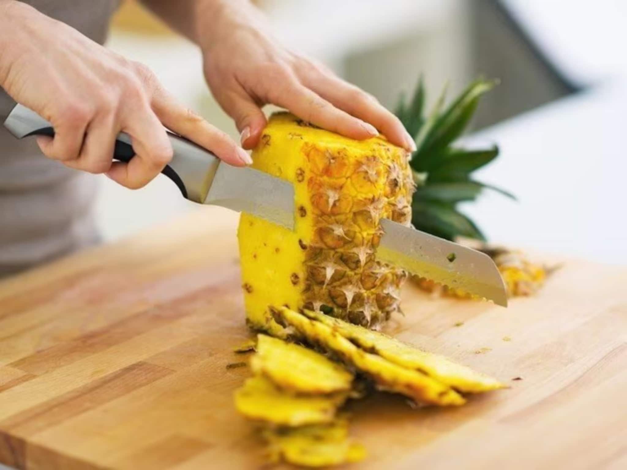 Pine Apple Cutting Hacks: কাটতে পারেন না বলে আনারসই কেনেন না? 'এই' সহজ কৌশল মানুন, গোটা আনারস কাটতে পারবেন মাত্র ২ মিনিটে
