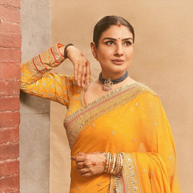 রবিনা তার গান এবং নাচের জন্যও পরিচিত। 'মোহরা' ছবির সুপারহিট গান 'টিপ টিপ বরসা পানি' তে তার অভিনয় এবং নাচ তাকে রাতারাতি জনপ্রিয় করে তুলেছিল। একইভাবে, 'তু চিজ বড়ি হ্যায় মাস্ট মাস্ট' এবং 'চুরা কে দিল মেরা' এর মতো গানগুলি আজও ভক্তদের হৃদয়ে গেঁথে আছে।