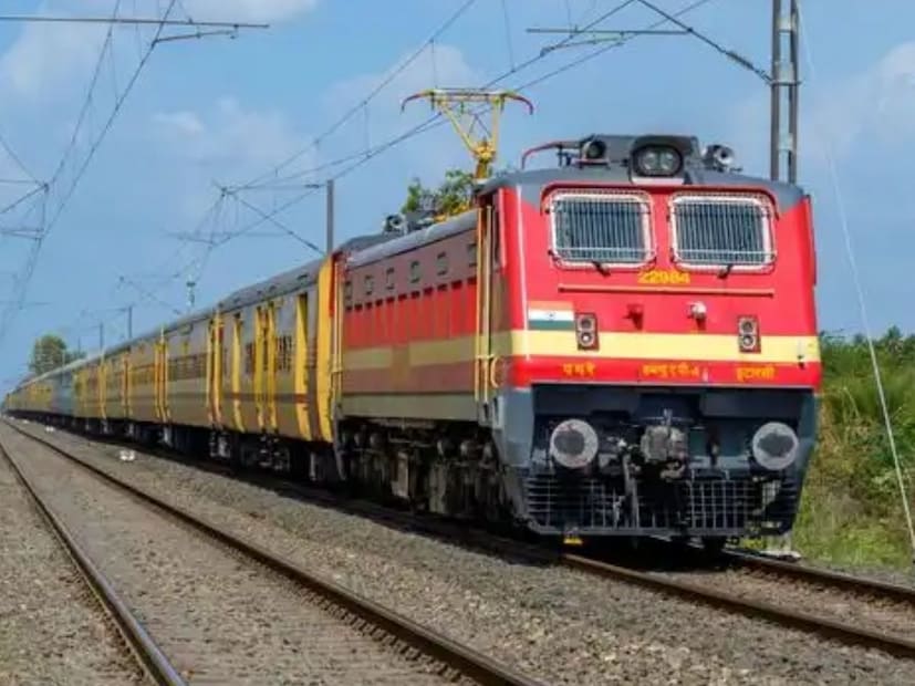 যদি আপনার একটি কনফার্ম টিকিট থাকে, তাহলে আপনি অবশ্যই ঘুমানোর জন্য বা আরামে বসার জন্য একটি বার্থ পাবেন। একইভাবে, যদি আপনার একটি RAC টিকিট থাকে, তাহলে আপনি ভ্রমণ করতে পারবেন। তবে আপনাকে অন্য কারও সঙ্গে বার্থ শেয়ার করতে হবে।