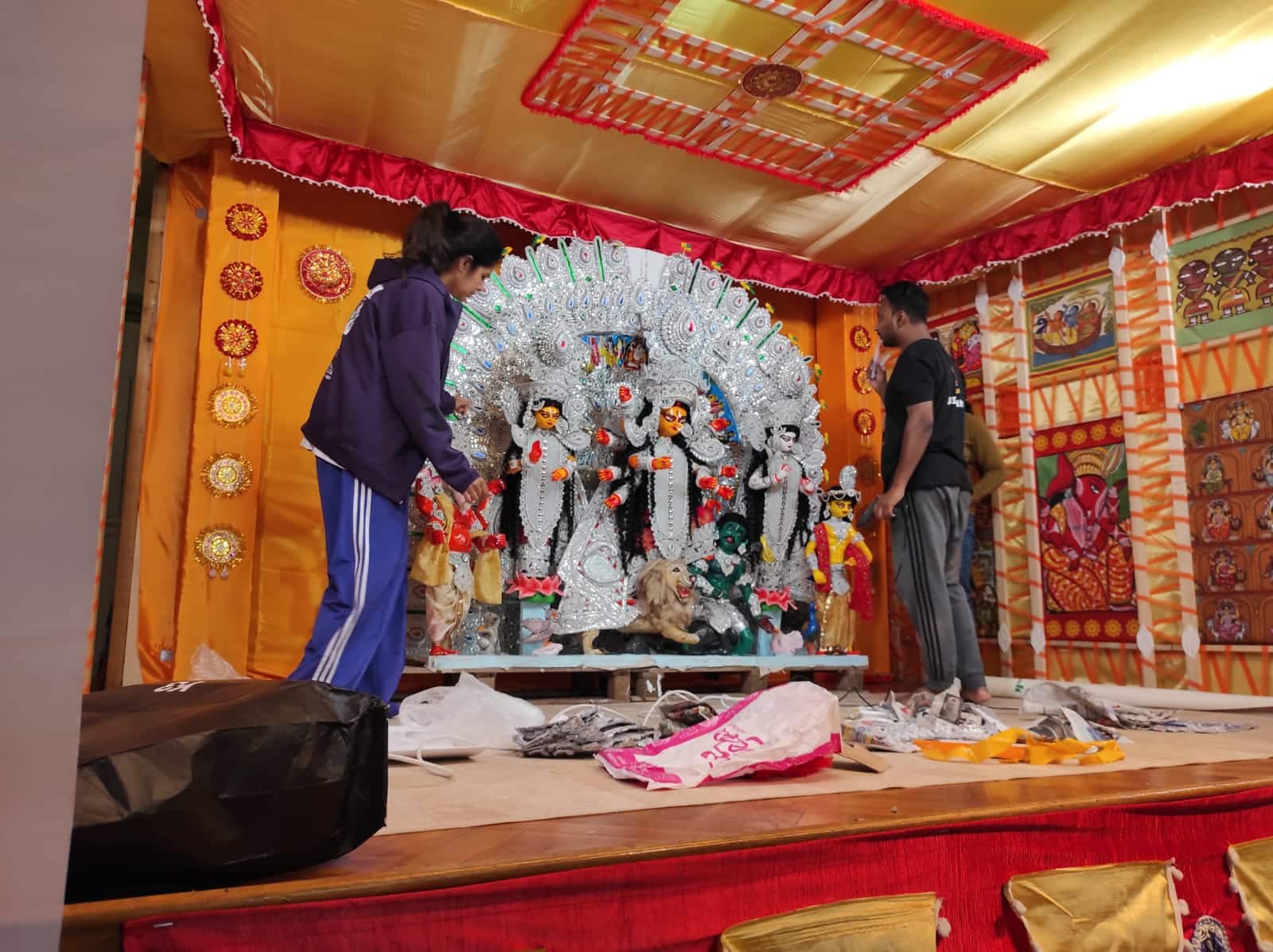 পুজোর তিন চার মাস আগে থেকেই শনি-রবিবার যেন স্কুলের আর্ট প্রজেক্ট। কাঠ, থার্মোকল, আঠা আর কিছু ইঞ্জিনিয়ারিং বুদ্ধি লাগিয়ে একটু একটু করে গড়ে ওঠে মা দুর্গার ঘর