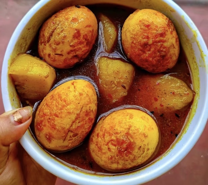 ঝাড়খণ্ডের রন্ধনশৈলীতেও আলু দিয়ে ডিমের ঝোলের এক বিশেষ জায়গা আছে, তা অনেকেরই বড় প্রিয় খাবার। তৈরি করা যেমন সহজ, ঝাল-ঝাল স্বাদও ছোট-বড় সকলেরই প্রিয়। বিশেষ করে আসন্ন শীতকালে হালকা গা-মাখা এই গরম পদ রুটি বা পরোটার সঙ্গে খেতে দারুণ লাগে।