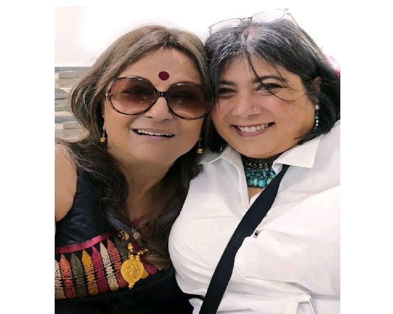 তবে সবার ভিড়ে নজর কাড়লেন অপর্ণার বড় মেয়ে কমলিনী। যিনি ডোনা নামেও পরিচিত।