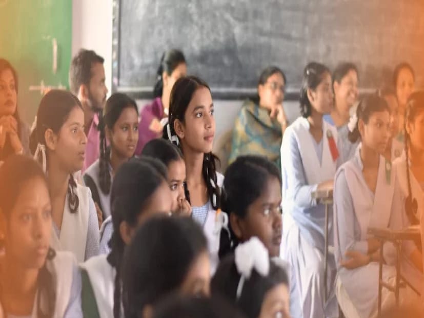 কেন্দ্রীয় পরিসংখ্যান অনুসারে, মাত্র এক জন শিক্ষক রয়েছেন, অন্ধ্রপ্রদেশে এমন স্কুলের সংখ্যা ১২,৯১২। উত্তরপ্রদেশে এই ধরনের স্কুল আছে ৯,৫০৮টি, ঝাড়খণ্ডে রয়েছে ৯,১৭২টি, মহারাষ্ট্রে রয়েছে ৮,১৫২টি এবং কর্নাটকে আছে ৭,৩৪৯টি। 