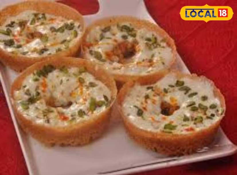 ঘেবর তৈরি করতে কয়েকটি সাধারণ উপকরণের প্রয়োজন: ২ কাপ ময়দা, ১ কাপ খাঁটি ঘি, ১/২ কাপ দুধ এবং ৪ কাপ জল। ভাজার জন্য প্রয়োজন অনুসারে ঘি, ১/৪ চা চামচ এলাচ গুঁড়ো, চাইলে ১/২ চা চামচ খাওয়ার রঙ। সিরাপ তৈরি করতে ১ কাপ চিনি এবং ১ কাপ জল লাগবে। ঘেভার সাজানোর এবং স্বাদ বাড়ানোর জন্য এলাচ গুঁড়ো, পেস্তা এবং জাফরান টপিং হিসেবে ব্যবহার করা যায়।