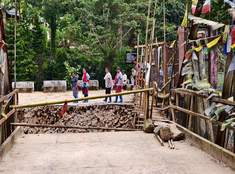 একরাতের বৃষ্টি, ফুলেফেঁপে ওঠে পাহাড়ি নদী রাংভাং। তার তোড়েই ধূলিসাৎ তাবাকোশির হোমস্টেগুলি। 