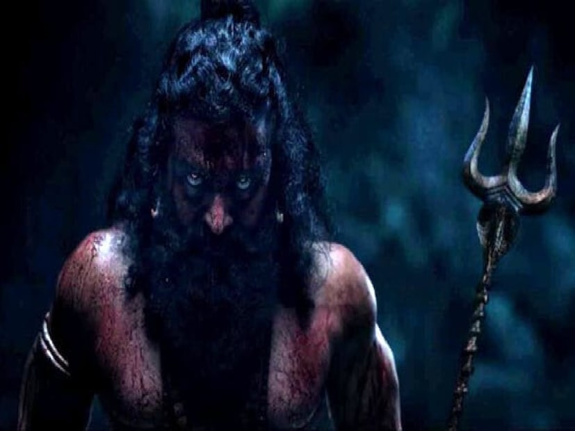 কান্তরা এবং ভূত কোলা ঐতিহ্য কী?ভূত কোলা হল এমন একটি আচার যেখানে লোকেরা বিশ্বাস করে যে স্থানীয় দেবতা বা আত্মা, বা ভূত, মানুষের মধ্যে আসে। এটি নৃত্য, উপাসনা, ন্যায়বিচার এবং সম্প্রদায়ের ঐক্যের এক অনন্য মিশ্রণ। ভূত কোলা একটি তুলু শব্দ, যেখানে ভূত মানে আত্মা বা স্থানীয় নেতা এবং কোলা মানে খেলা বা অভিনয়।