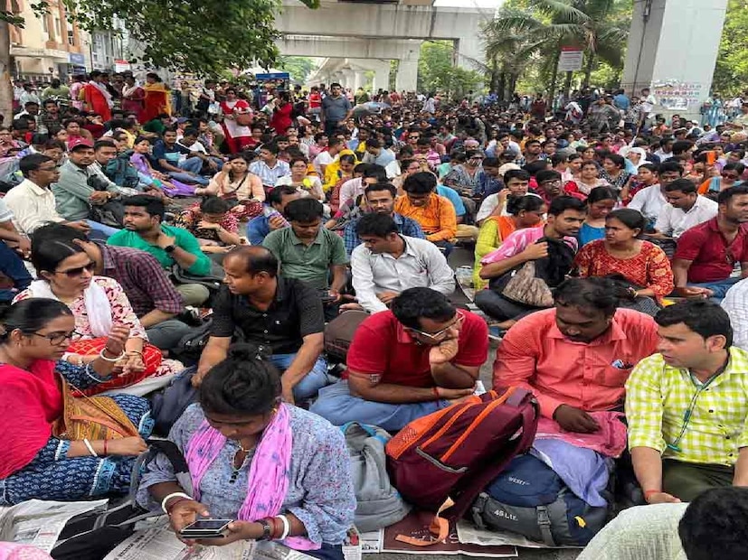 ২০১৬ সালের প্যানেল বাতিলের পর, চাকরিহারা শিক্ষক-শিক্ষিকাদের যে ১০ নম্বর বাড়তি দেওয়া হচ্ছে, তাও বাতিল করতে হবে বলে দাবি জানিয়েছেন নতুন পরীক্ষার্থীরা। 