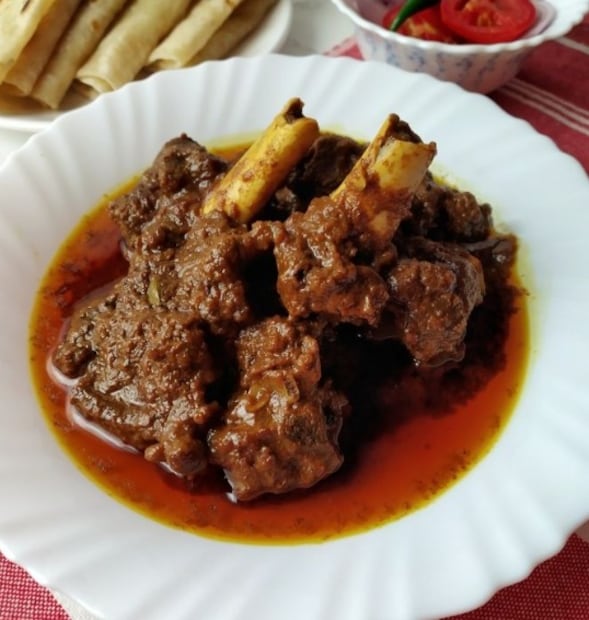 বলা হচ্ছে যে প্রতিদিন ২৫০ গ্রাম পাঠার মাংস খাওয়া যেতেই পারে ৷ তবে হ্যাঁ, যাদের কোলেস্টেরলের মাত্রা ২০০এমজির বেশি তাদের এই মাংস এড়িয়ে চলাই ভাল ৷ এমন বলছেন ডাক্তাররা৷ Photo Collected