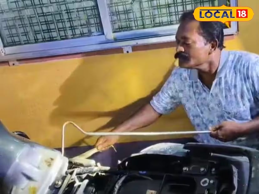 কী ভয়ঙ্কর ব্যপার দেখুন মানুষের নজর এড়াতে সাপটি বাইকের মধ্যে ঢুকে গেল। সাপটিকে বাইক থেকে বার করতে শত চেষ্টা চলে। বাইকে কেরোসিন স্প্রে কাজ হল না, ব্লিচিং জল স্প্রে তাতেও কিচ্ছু হল না। রাতেই দাসপুরের ওই শিক্ষক অরিন্দম সামন্তের বাড়িতে পৌঁছালেন বন্যপ্রাণী উদ্ধারকারী দলের অন্যতম সদস্য মলয় ঘোষ। সুকৌশলে বাইক থেকে উদ্ধার করা গেল সেই ভয়ানক বিষধর ওই চন্দ্রবোড়াটিকে। একটা সাপ মানুষের নজর এড়াতে বাইকের মধ্যে ঢুকে আত্মগোপন করবে?