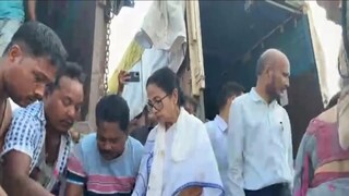 উত্তরবঙ্গে নিজের হাতে ত্রাণ দিলেন মমতা বন্দ্যোপাধ্যায়