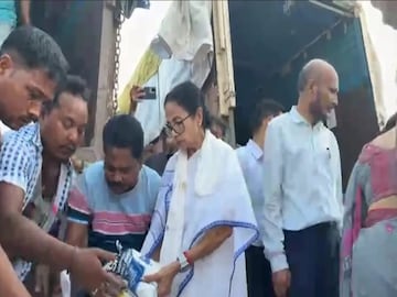 উত্তরবঙ্গে নিজের হাতে ত্রাণ দিলেন মমতা বন্দ্যোপাধ্যায়