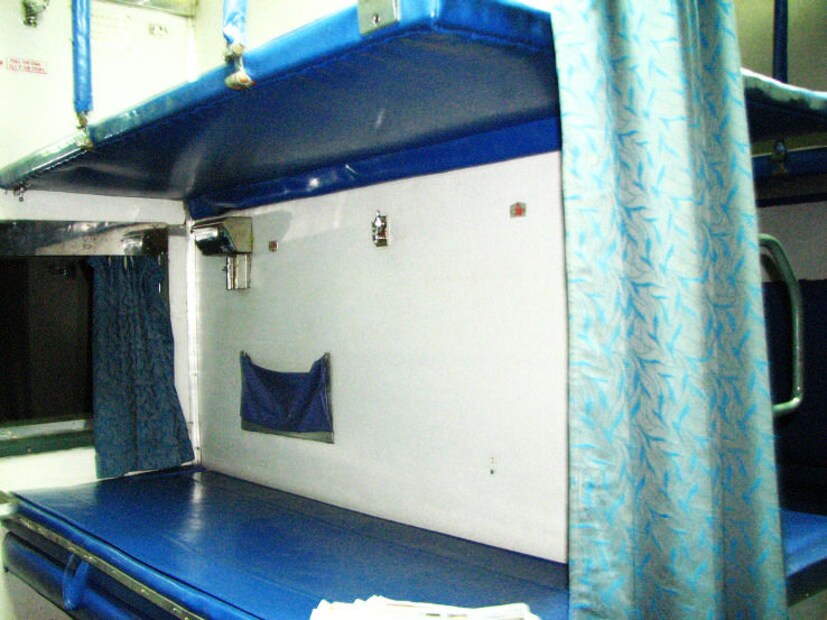 এই বিষয়ে রেল কর্মকর্তারা একটি প্রতিক্রিয়া ভিডিওও পোস্ট করেছেন, যেখানে হাউজ কিপিং কর্মীদের পরিষ্কার করার দৃশ্য দেখানো হয়েছে।