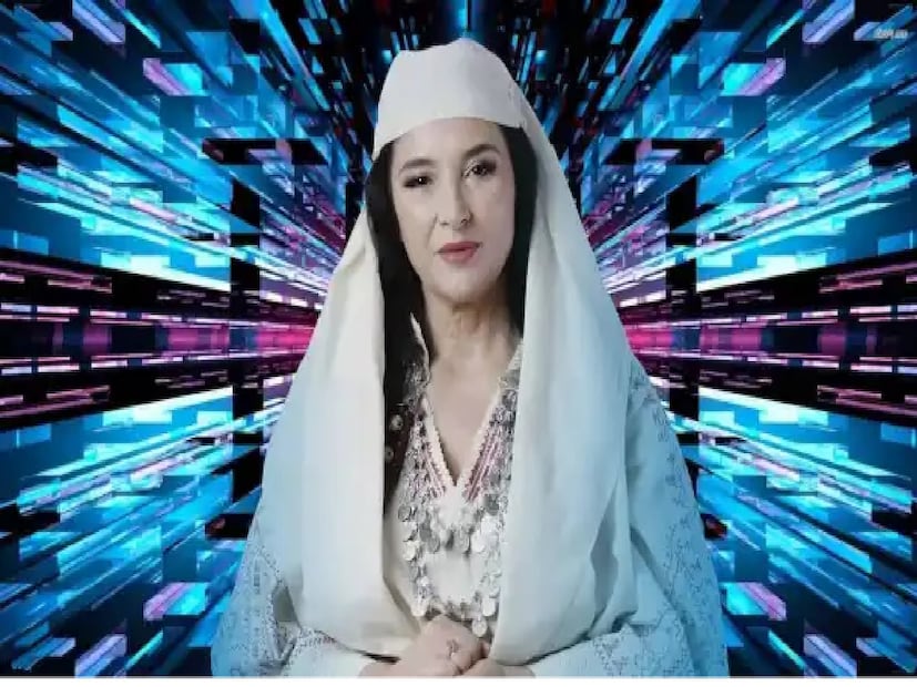 তারপর, ২০১৩ সালে, এডি রামা নতুন প্রধানমন্ত্রী হন। এডি রামা একজন শিল্পী ছিলেন। বিরোধীরা তাকে এডি নাটক বলে, কিন্তু তিনি যা-ই করেন না কেন, তিনি তা নাট্যরূপে করেন। সংযুক্ত আরব আমিরাতে, তিনি একবার এক হাঁটু গেড়ে বসে ইতালির প্রধানমন্ত্রী জর্জিয়া মেলোনিকে জন্মদিনের শুভেচ্ছা জানিয়েছিলেন। এই সেই এডি রামা যিনি দুর্নীতির বিরুদ্ধে লড়াই করার জন্য একটি অনন্য নাট্য কৌশল তৈরি করেছিলেন। এডি রামা সিদ্ধান্ত নিলেন যে দুর্নীতির বিরুদ্ধে লড়াই করার জন্য মানুষের উপর আস্থা রাখা যাবে না এবং এমন একটি অস্ত্র বেছে নিলেন যা কখনও ঘুষ নেবে না, কখনও ক্লান্ত হবে না এবং সর্বদা নিরপেক্ষ থাকবে।