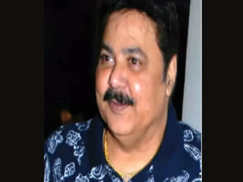 সতীশ শাহের মৃত্যুর খবর শেয়ার করে দীর্ঘদিনের বন্ধু, পরিচালক অশোক পণ্ডিত লেখেন, ‘দুঃখিত এবং মর্মাহত যে আমাদের প্রিয় বন্ধু এবং একজন মহান অভিনেতা সতীশ শাহ কিডনি বিকল হওয়ার কারণে মারা গেছেন। তাকে দ্রুত হিন্দুজা হাসপাতালে নেওয়া হয় যেখানে তিনি শেষ নিঃশ্বাস ত্যাগ করেন। আমাদের ইন্ডাস্ট্রির জন্য এক বিরাট ক্ষতি। ওম শান্তি।’