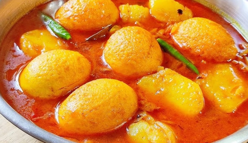 তবে, বাঙালি বাড়ির মতো আগে আলু ভেজে, তার পর পেঁয়াজ ভেজে, মশলা কষিয়ে ঝাড়খণ্ডের এই গা-মাখা আলু দিয়ে ডিমের ঝোল রান্না হয় না। এর আছে এক সহজ, নিজস্ব রেসিপি, সেটাই অভিনব স্বাদের আসল কথা।