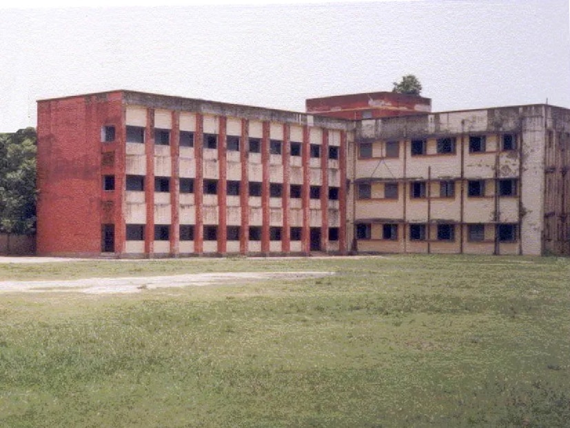 প্রসঙ্গত, এই তালিকায় প্রথম দশের মধ্যে চণ্ডীগড়ের তিনটি স্কুল, চারটি দিল্লির স্কুল এবং ওড়িশার একটি স্কুল রয়েছে। পার্থপ্রতিমবাবু বলেন, 'লম্বা ছুটি একটা বড় ফ্যাক্টর হয়ে যাচ্ছে। এখানেই অন্য রাজ্য এবং বেসরকারি স্কুলগুলির কাছে আমরা পিছিয়ে পড়ছি। ছুটির সময় অনলাইন ক্লাসের কথা বলা হলেও শিক্ষক-শিক্ষিকারা রাজি হন না।'