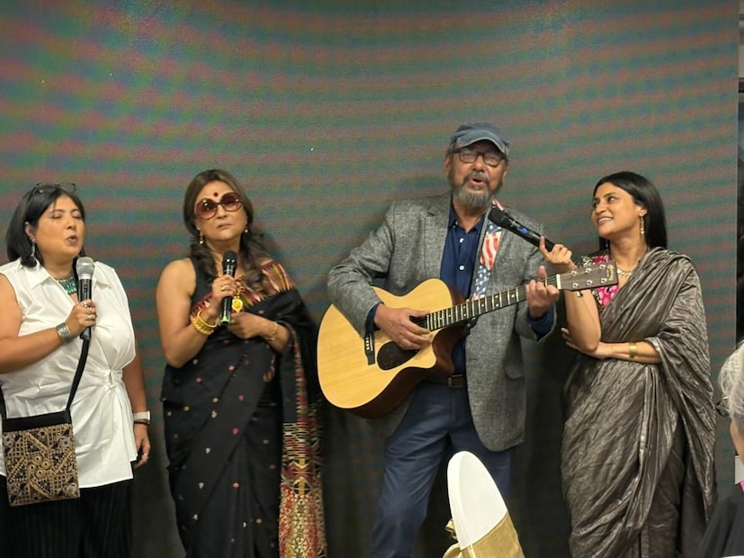 অপর্ণা সেন এবং তাঁর দুই মেয়ের ছবি সোশ্য়াল মিডিয়ায় ভাগ করে নেন অঞ্জন দত্ত। গিটার হাতে গাইছেন অঞ্জন দত্ত, সঙ্গ দিচ্ছেন কঙ্কনা, অপর্ণা এবং কমলিনী।