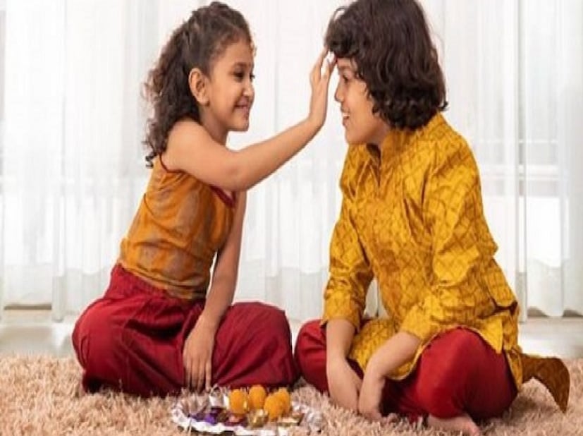 ভাই ফোঁটায় প্রথমে একটি কাঠের চৌকি বা আসনে ভাইকে বসিয়ে দিন। মনে রাখবেন ভাইয়ের মুখ যেন পূর্ব দিকে থাকে। তারপর ভাইয়ের কপালে তিলক লাগান। 