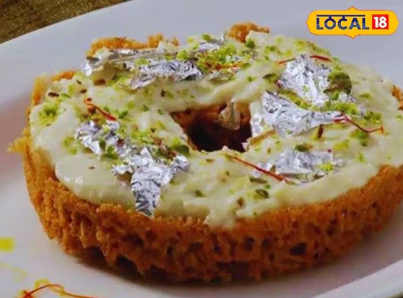 এবার আসা যাক প্রণালীতে। প্রথমে একটি বড় মিক্সিং জারে ঘি দিয়ে বরফের টুকরো যোগ করতে হবে এবং ঘি ক্রিমি না হওয়া পর্যন্ত ব্লেন্ড করতে হবে। এবার ময়দা যোগ করতে হবে। ঘি এবং ময়দা একসঙ্গে মিশিয়ে ভাল করে মিশিয়ে নিতে হবে। এই মিশ্রণটিই ঘেবরের মসৃণ টেক্সচারের মূল কথা।
