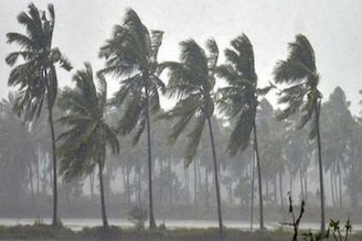 শক্তি হারিয়েছে মন্থা, তবে বৃষ্টি এখনই থামছে না! কোন কোন জেলায় ঝড়-বৃষ্টির পূর্বাভাস?