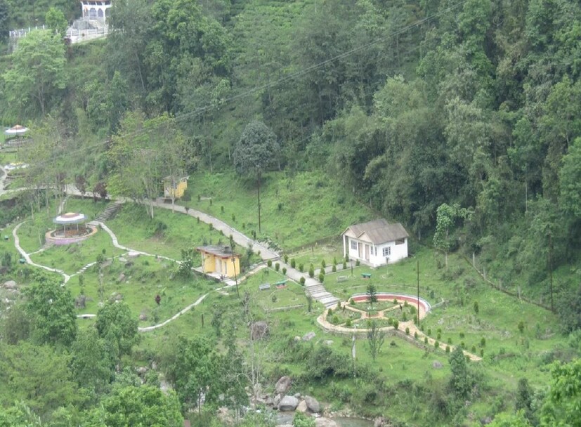 উড়ে গিয়েছে তাবাকোশি পার্ক। বৃহস্পতিবার এলাকা পরিদর্শনে যান জিটিএর চিফ এগজিকিউটিভ অনীত থাপা। পাশে থাকার আশ্বাস দেন তিনি। হোমস্টে'র মালিকদের চোখে জল। এলাকায় নেই বিদ্যুৎ, পানীয় জল। 