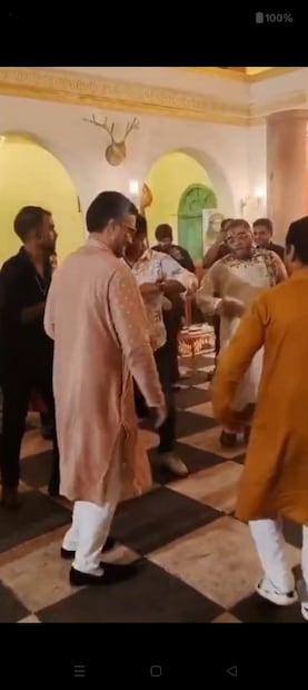 পুজোর শেষদিনে দশমীর ঠাকুর মণ্ডপে মেয়ে সানার সঙ্গে বেশ কিছুক্ষণ নাচতে দেখা গেল মহারাজকে। আর তাঁদের ঘিরেই জমে উঠলে বেহালার পাড়ার ক্লাবের উৎসবের উচ্ছ্বাস।