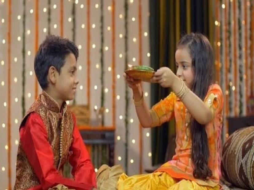 ফোঁটা দেওয়ার সময় খেয়াল রাখা প্রয়োজন ভাইয়ের মুখ যেন উত্তর বা উত্তর-পশ্চিম দিকে এবং বোনের মুখ উত্তর-পূর্ব বা পূর্ব দিকে যেন থাকে। ওই দিকনির্দেশ মেনে চললে দু'জনের জীবনে সুখ নেমে আসেবে।