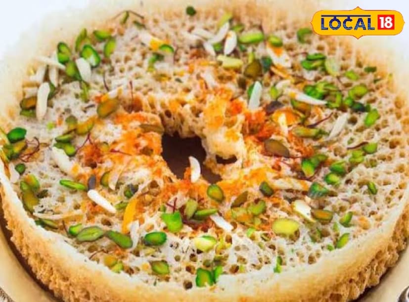 এবার এই মিশ্রণে ঠাণ্ডা দুধ এবং জল যোগ করে ঘন ব্যাটার তৈরি করতে হবে। তার পর আরও এক কাপ ঠাণ্ডা জল যোগ করে ৫ মিনিট ধরে ফেটাতে হবে। লেবুর রস যোগ করলে ব্যাটারটি ফিনফিনে হয়ে যাবে। প্রস্তুত ব্যাটারটি কিছুক্ষণের জন্য ফ্রিজে রেখে ঠান্ডা করতে হবে; এটিই ঘেবরের জাল-জাল টেক্সচারের রহস্য।