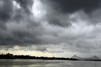 অনবরত বৃষ্টি-বাজ জারি কলকাতা-সহ একাধিক জেলায়, বৃষ্টি আরও কতদিন চলবে? আবহাওয়ার বড় খবর