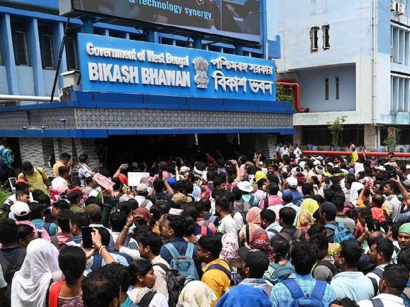 কিন্তু গোড়াতেই পুলিশের কাছে বাধা পান তাঁরা। দলবেঁধে নয়, কয়েক জনকে প্রতিনিধিই বিকাশভবন যেতে দেওয়া যেতে পারে বলে জানায় পুলিশ। সেই নিয়ে তর্কে জড়িয়ে পড়ে দুই পক্ষ।