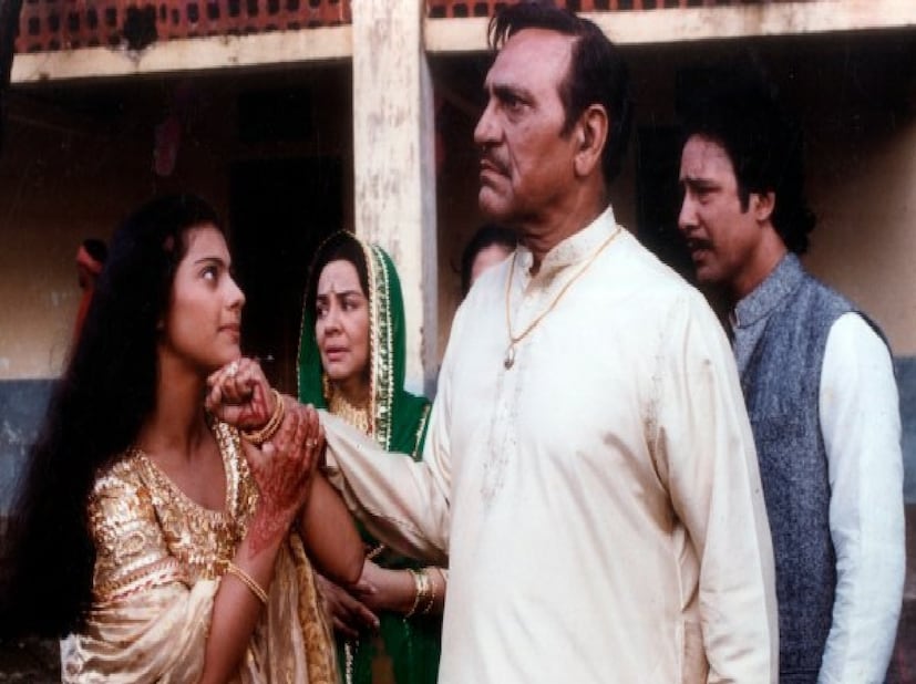 কিন্তু প্রেম-বিয়ের ক্ষেত্রে তিনি কড়া নিয়ন্ত্রণ চান-- মেয়ের বিয়ে যেন শুধু তাঁর পছন্দের ছেলের সঙ্গেই হয়। এই নিয়ন্ত্রিত স্বাধীনতা আজও বলিউডে দেখা যায়।