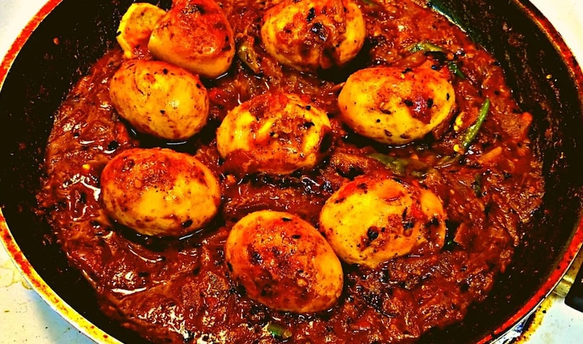 রেসিপিটি শেয়ার করতে গিয়ে আদিবাসী মহিলা রবিনা কচ্ছপ বলেন যে, এটি তৈরি করা অবিশ্বাস্যরকম সহজ। প্রথমে, সেদ্ধ ডিমগুলো খোসা ছাড়িয়ে তেলে ভাজা হয়, মাঝে মাঝে কম আঁচে নেড়েচেড়ে ডিমের গা বা খোসাটা একেবারে লালচে, মুচমুচে করে নেওয়া হয়। এর পর পেঁয়াজ, টমেটো, গোলমরিচ, জিরে, কাঁচালঙ্কা এবং রসুন থেঁতো করে একটা পেস্ট তৈরি করা হয়।