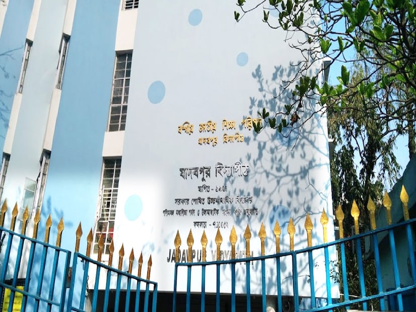 স্থান পেয়েছে দার্জিলিংয়ের লরেটো কনভেন্ট (ত্রয়োদশ) এবং গোখেল মেমোরিয়াল (সপ্তদশ)। একটুর জন্য প্রথম কুড়িতে নেই ক্যালকাটা গার্লস (২১) এবং বউবাজার লরেটো (২৪)। বয়েজ ডে স্কুল র‌্যাঙ্কিংয়ে হাওড়ার এমসি কেজরিওয়াল বিদ্যাপীঠ এবং ডন বসকো পার্ক সার্কাস রয়েছে যথাক্রমে তৃতীয় ও চতুর্থ স্থানে। 