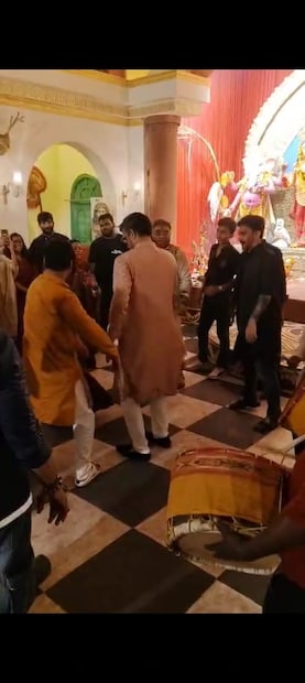 প্রাক্তন ক্রিকেট ক্যাপ্টেনের সঙ্গে ছিলেন কন্যা সানা! ঢ্যাং কুর কুর ঢাকের তালে তালে জমিয়ে নাচছেন বাবা মেয়ে। কখনও আবার ক্যামেরায় ছবি তুলতে ব্যস্ত সানা।