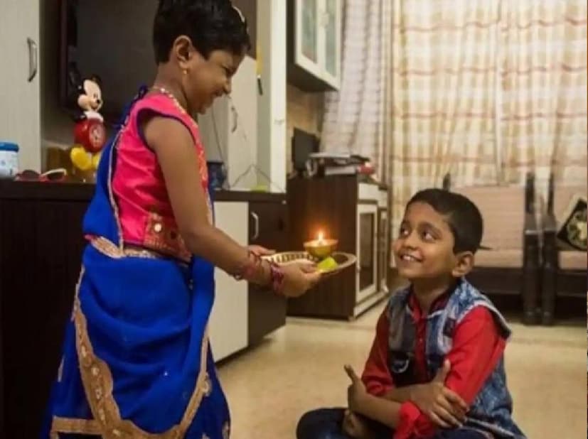 ভাইফোঁটার দিন ভাই ও বোন দু'জনেরই কালো পোশাক এড়িয়ে যাওয়া উচিত। কালো রংটি অশুভ বার্তা বহন করে। ভাইফোঁটা দিন সকালে স্নান করে পরিষ্কার পোশাক পরা উচিত। 