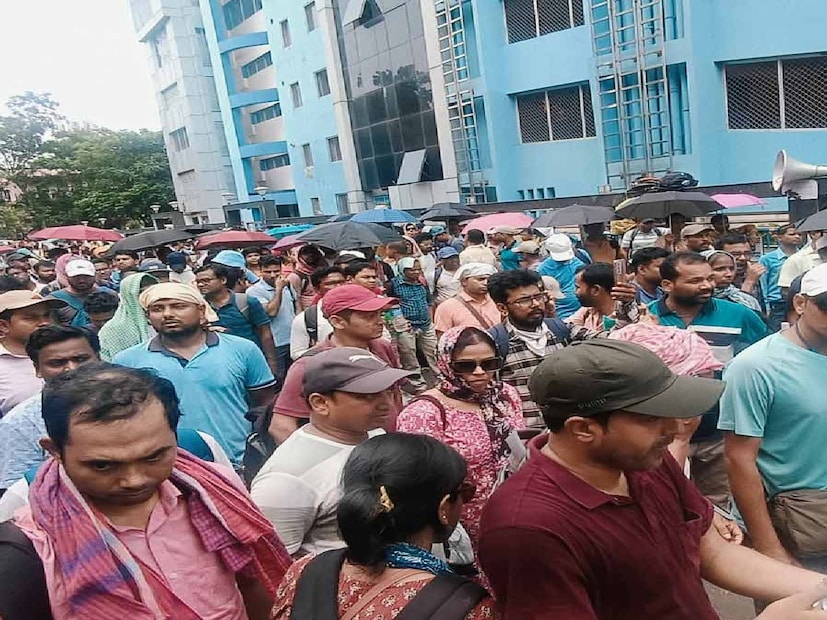 বুধবার করুণাময়ীতে জমায়েত করেন SSC-র নতুন পরীক্ষার্থীরা। ২০২৫ সালে SSC-র নবম-দশম ও একাদশ-দ্বাদশ শ্রেণির শিক্ষক-শিক্ষিকা নিয়োগ পরীক্ষায় বসেন প্রথম বার। একাধিক দাবিদাওয়া নিয়ে এদিন বিকাশভবন অভিযানের ডাক দেন তাঁরা।