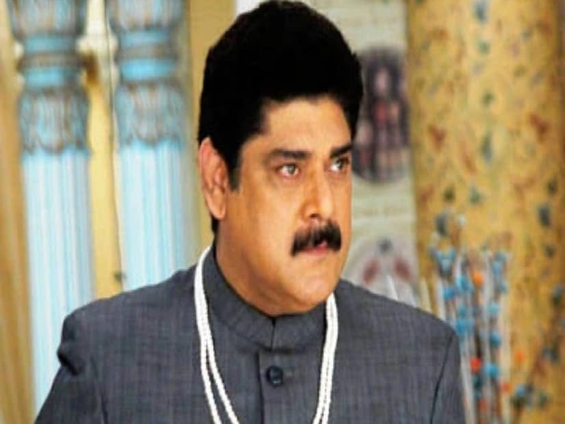 বেশ কয়েকটি হিন্দি ছবিতেও ছোট চরিত্রে অভিনয় করেছিলেন।