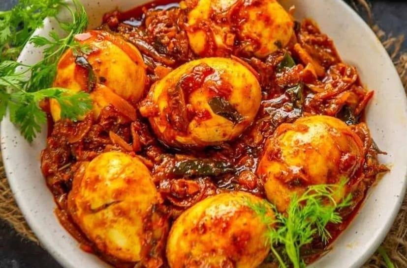 রবিনা বলেন যে, এই মশলা দেওয়া পেঁয়াজ-টমেটোর পেস্টটি ডিম ভাজার জন্য ব্যবহৃত একই তেলে প্রায় ১৫ মিনিটের জন্য কম আঁচে কষানো হয়। এর পর তাতে হলুদগুঁড়ো, ধনেগুঁড়ো, কাশ্মীরি লঙ্কাগুঁড়ো, সাধারণ লঙ্কাগুঁড়ো এবং লবণ দেওয়া হয়। মশলা থেকে তেল ছেড়ে এলে পরের ধাপে খোসা ছাড়ানো সেদ্ধ আলুর টুকরো যোগ করা হয়। আলু ভালভাবে সেদ্ধ হওয়ার জন্য কম আঁচে প্রায় ৫ থেকে ৭ মিনিট রান্না করা হয়, তার পর জল যোগ করা হয়।