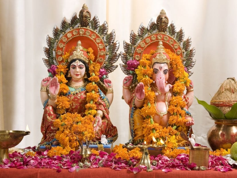 হিন্দু ক্যালেন্ডার অনুসারে, অমাবস্যা তিথি ২০ অক্টোবর বিকেল ৩ টে ৪৪ মিনিট থেকে ২১ অক্টোবর বিকেল ৫টা ৪৪ মিনিট পর্যন্ত।