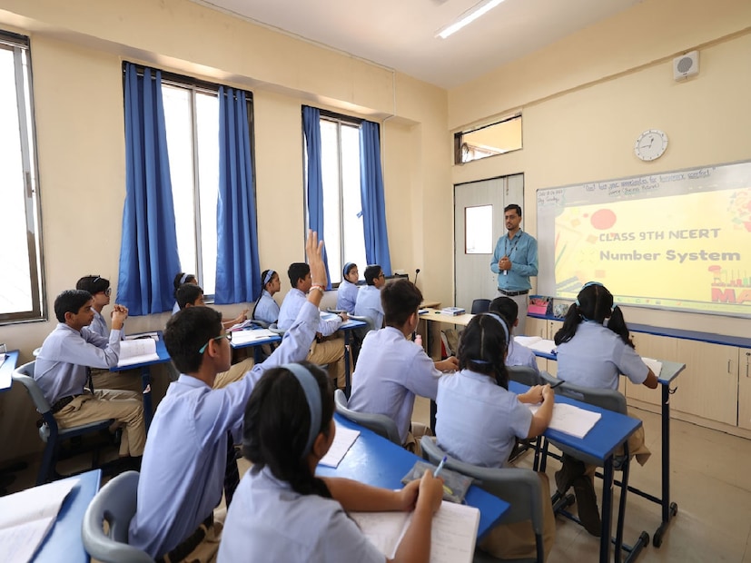 উচ্চপ্রাথমিকের ক্ষেত্রে প্রতি ৩৫ জন পড়ুয়াপিছু এক জন করে শিক্ষক থাকলে, সেটি আদর্শ ছাত্র-শিক্ষক অনুপাত হিসাবে ধরা হয়। 