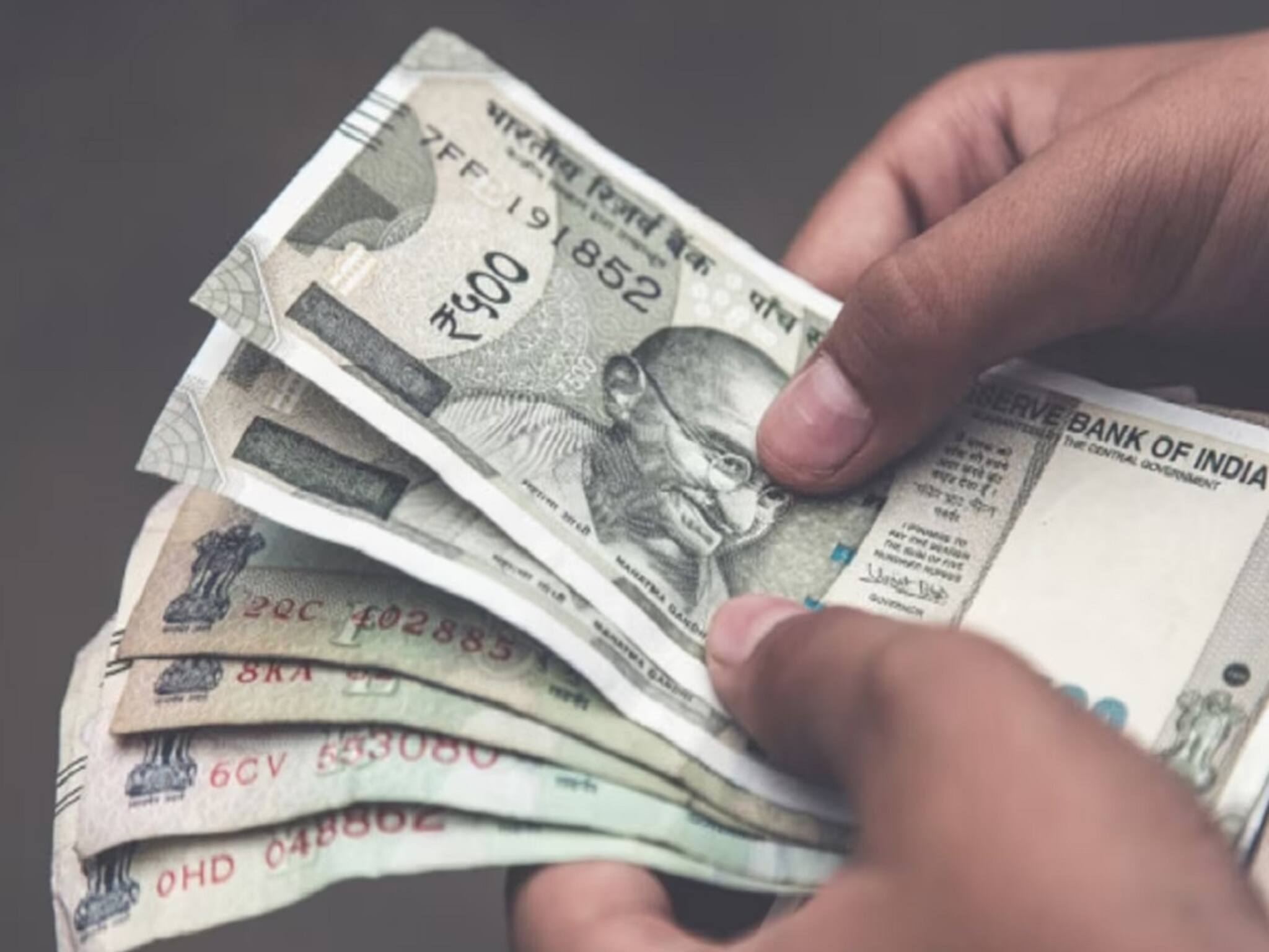 How To Save More Money: মোটা টাকা আয়, তারপরও সঞ্চয় করতে পারছেন না কিছু ? কী করতে হবে জেনে নিন এখনই