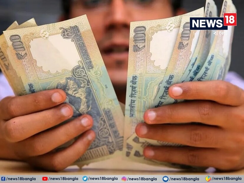 -রেকারিং ডিপোজিটে রিটার্নের পরিসর: ৬% থেকে ৭.৫% বার্ষিক। অন্য দিকে, SIP-তে রিটার্নের পরিসর: ১০% থেকে ১৫% (দীর্ঘমেয়াদে গড়)।- রেকারিং ডিপোজিটে কর সুবিধা: সুদ করযোগ্য। অন্য দিকে, ইক্যুইটি এসআইপি-তে ১ বছর পর এলটিসিজি কর প্রযোজ্য।
- রেকারিং ডিপোজিট নিরাপদ এবং স্থির রিটার্ন খুঁজছেন, এমন বিনিয়োগকারীদের জন্য উপযুক্ত। অন্য দিকে, SIP তাঁদের জন্য উপযুক্ত যাঁরা  দীর্ঘমেয়াদে উচ্চতর রিটার্ন চাইছেন।