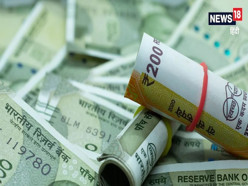 RD বনাম SIP: প্রধান পার্থক্য- রেকারিং ডিপোজিটে বিনিয়োগ পদ্ধতি ব্যাঙ্ক বা পোস্ট অফিস। অন্য দিকে, SIP-তে বিনিয়োগ পদ্ধতি মিউচুয়াল ফান্ড।  
-  রেকারিং ডিপোজিটে রিটার্নের ধরন স্থির এবং গ্যারান্টিযুক্ত। অন্য দিকে, SIP তে রিটার্নের ধরন বাজার নির্ভর, পরিবর্তনশীল। 
- রেকারিং ডিপোজিটে ঝুঁকি স্তর খুব কম। অন্য দিকে, SIP-তে ঝুঁকির স্তর মাঝারি থেকে উচ্চ।
-  রেকারিং ডিপোজিটে লক-ইন সময়কাল: স্থির (৬ মাস থেকে ১০ বছর)। অন্য দিকে, SIP তে লক-ইন সময়কাল কোনও স্থির (নমনীয়) নেই।