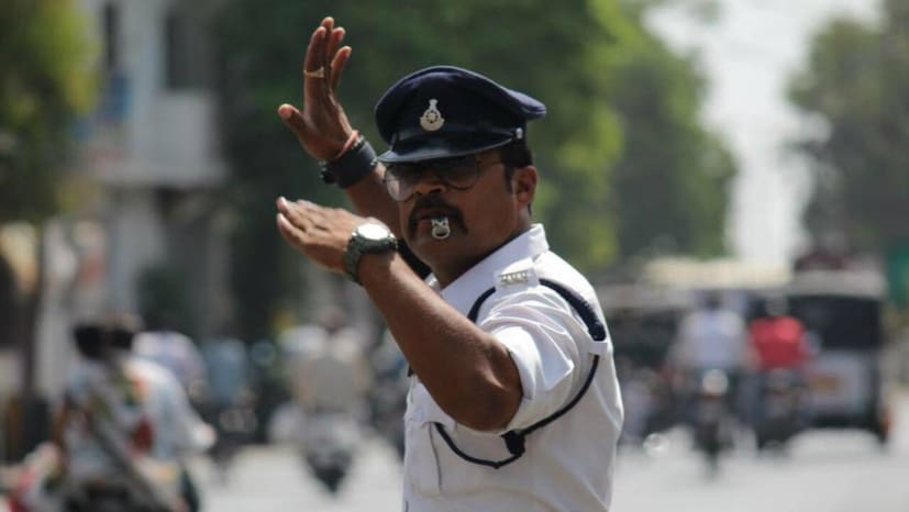 ভাইরাল ভিডিওগুলি কখনও হয় অত্যন্ত মজাদার তো কখনও তা দেখলে রীতিমতো হাড়হিম হয়ে যায়। আবার কখনও এমন ভাইরাল ভিডিও সামাজিক মাধ্যমগুলোতে ছড়িয়ে পরে দাবানলের মতো যা এককথায় চরম!