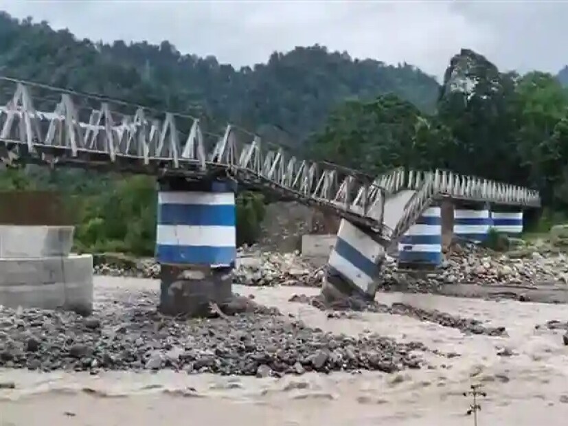 সেতুর উপরে ঘোড়ায় চড়ে এগিয়ে আসছেন অমিতাভ। মাথায় বড় হ্যাট। উল্টোদিক থেকে জিপ চালিয়ে দুই স্যাঙাৎ নিয়ে এগিয়ে আসছেন ভিলেন আমজ়াদ খান। ব্রিজের উপরে মুখোমুখি নায়ক-খলনায়ক! তার পরে শুরু ধারালো সব সংলাপ। সেই ব্রিজই ভেঙে গিয়েছে।