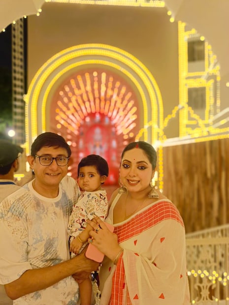 তিনি তাঁর সঙ্গে জানিয়ে দিলেন যে বাবার সঙ্গে শুধু মুখের অবিকল মিল আছে তাই নয়৷ হাবভাবও একেবারেই তাঁর স্বামী কাঞ্চনের মতো৷ Photo Courtesy- Facebook / Sreemoyee Chattoraj