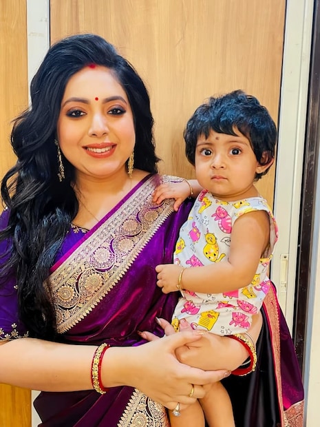 এবার পায়ে পায়ে এক বছর বয়স হতে চলল কাঞ্চন-শ্রীময়ীর মেয়ের৷ Photo Courtesy- Facebook / Sreemoyee Chattoraj