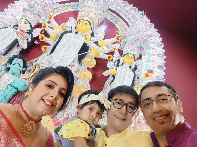 ধীরে ধীরে যত বড় হচ্ছে কৃষভির মুখাবয়ব ততই স্পষ্ট হয়ে উঠছে৷ তবে শুধু কার সঙ্গে মুখের মিল তাই সামনে আনলেন শ্রীময়ী৷ Photo Courtesy- Facebook / Sreemoyee Chattoraj