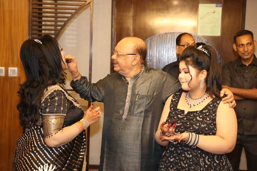 শোভন চট্টোপাধ্যায় দুঁদে রাজনীতিক৷ তিনি চিরকাল মুখ্যমন্ত্রী মমতা বন্দ্যোপাধ্যায়ের স্নহধন্য৷ মাঝের কয়েক বছর তিনি সক্রিয় রাজনীতি থেকে দূরে ছিলেন৷ ফের তাঁর ঘরওয়াপসি হল৷ ২০২৬-এ রাজ্যে নির্বাচন৷ সেই নির্বাচনে এমন দক্ষ রাজনীতিককে হাতছাড়া করতে চাননি তৃণমূল সুপ্রিমো৷ তাই এমন সিদ্ধান্ত বলে মত ওয়াকিবহাল মহলের৷ 