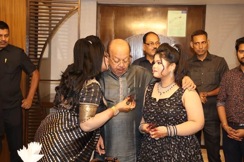 শোভন চট্টোপাধ্যায়ের এই নতুন দায়িত্বপ্রাপ্তির পর খুশির হাওয়া শোভন-বৈশাখীর সংসারে৷ শোভেনর এই কামব্যাকে তাঁর ফ্ল্যাটে হল সেলিব্রেশন৷ 